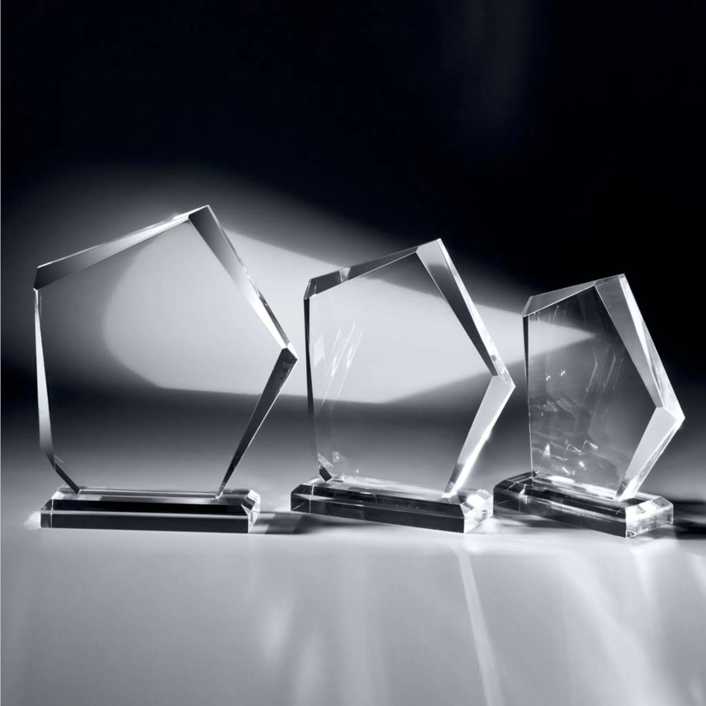 Clear Juwel Award – fünfeckige Acrylglasscheibe mit Facettenschliff auf flachem Kristallsockel, in drei Größen, blank ohne Gravur, personalisierbar mit Lasergravur für Unternehmensauszeichnungen und Golfturniere
