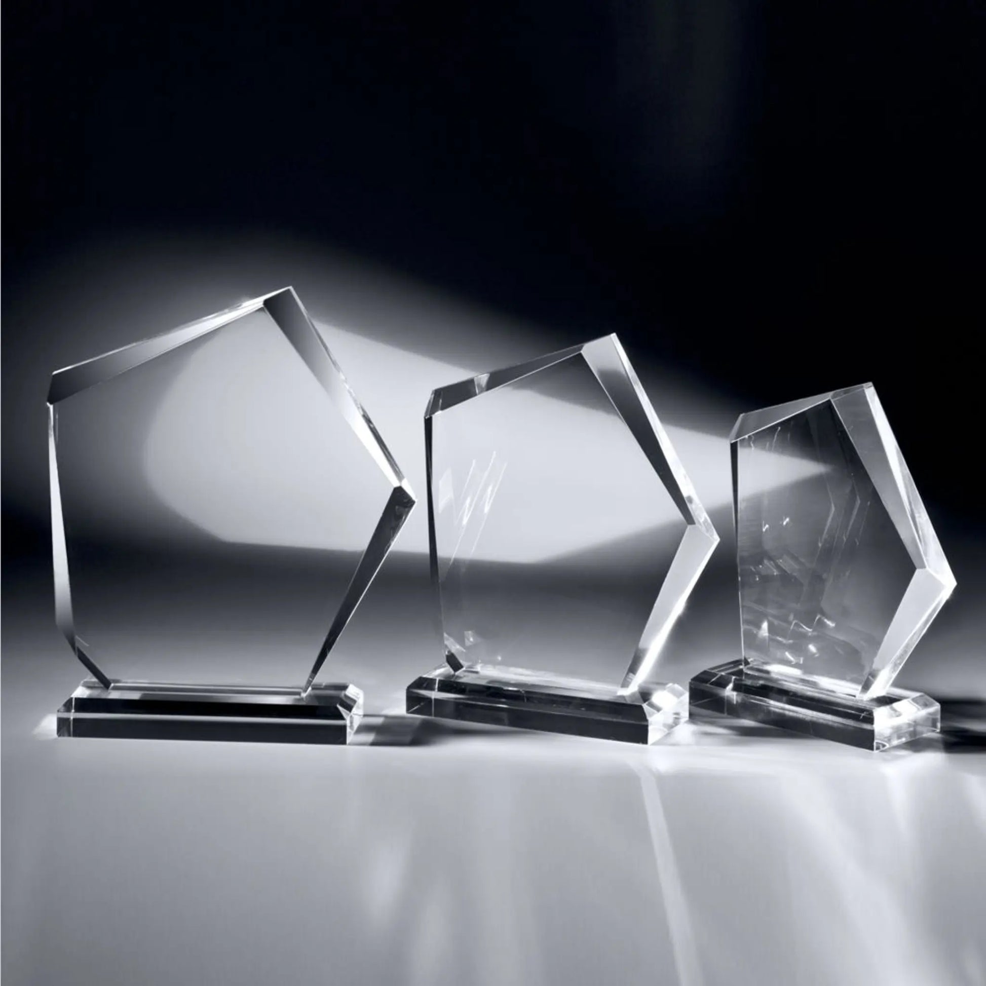 Clear Juwel Award – fünfeckige Acrylglasscheibe mit Facettenschliff auf flachem Kristallsockel, in drei Größen, blank ohne Gravur, personalisierbar mit Lasergravur für Unternehmensauszeichnungen und Golfturniere
