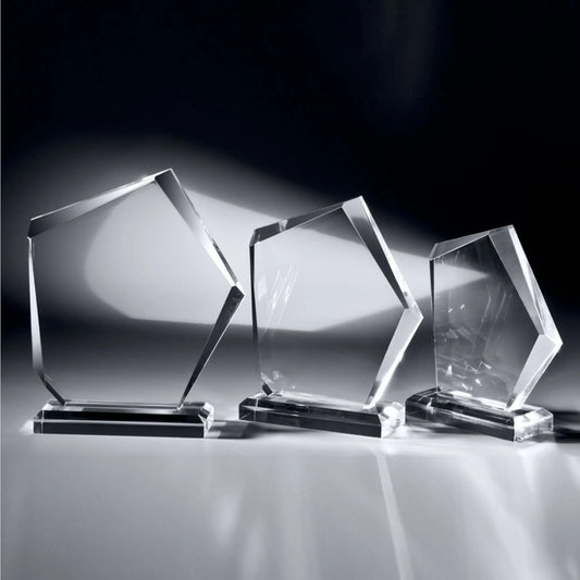 Clear Juwel Award – fünfeckige Acrylglasscheibe mit Facettenschliff auf flachem Kristallsockel, in drei Größen, blank ohne Gravur, personalisierbar mit Lasergravur für Unternehmensauszeichnungen und Golfturniere
