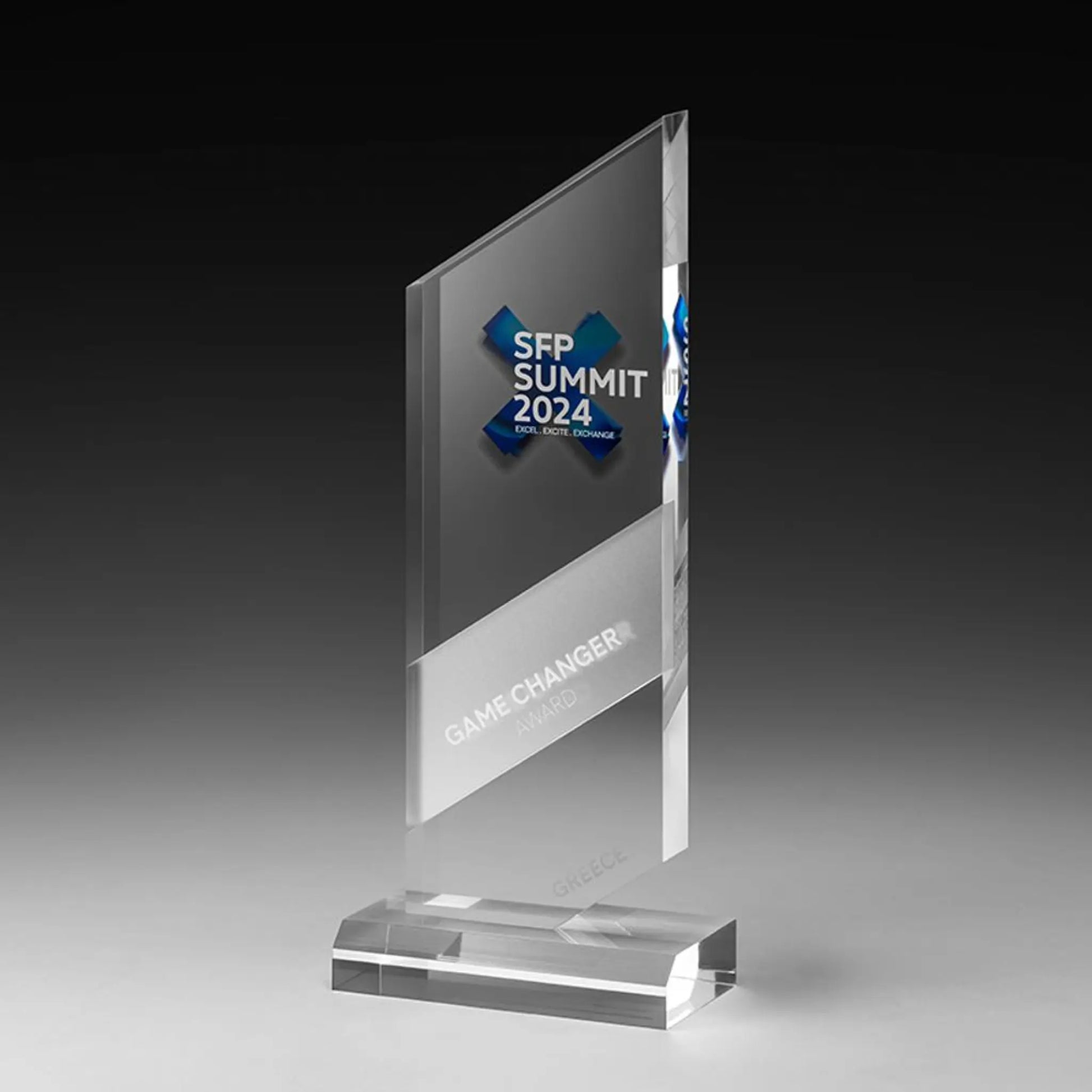 Acrylic Ice Argentum Peak Award – hohe rechteckige Acrylglasscheibe mit diagonalem Silber-Streifen auf flachem Acrylsockel, Digitaldruck mit farbigem Logo und Lasergravur mit Text, personalisierbar für Unternehmensauszeichnungen und Firmenevents
