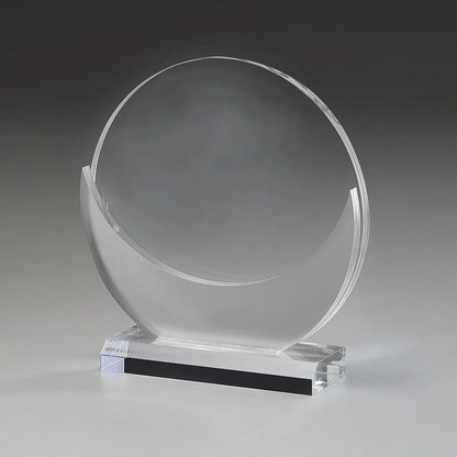 
Acrylic Ice Joy Award – runde Acrylglas-Scheibe mit geschwungenem Innenelement, hier ohne Gravur, Frontansicht auf grauem Hintergrund
