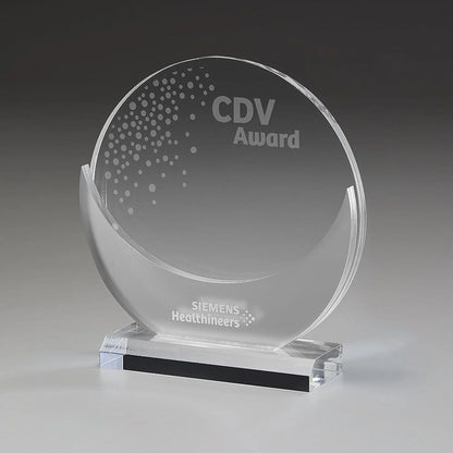 Acrylic Ice Joy Award – runde Scheibe aus klarem Acrylglas mit gefrosteter Innenfläche und Lasergravur mit Logo und Text auf schwarzem Sockel
