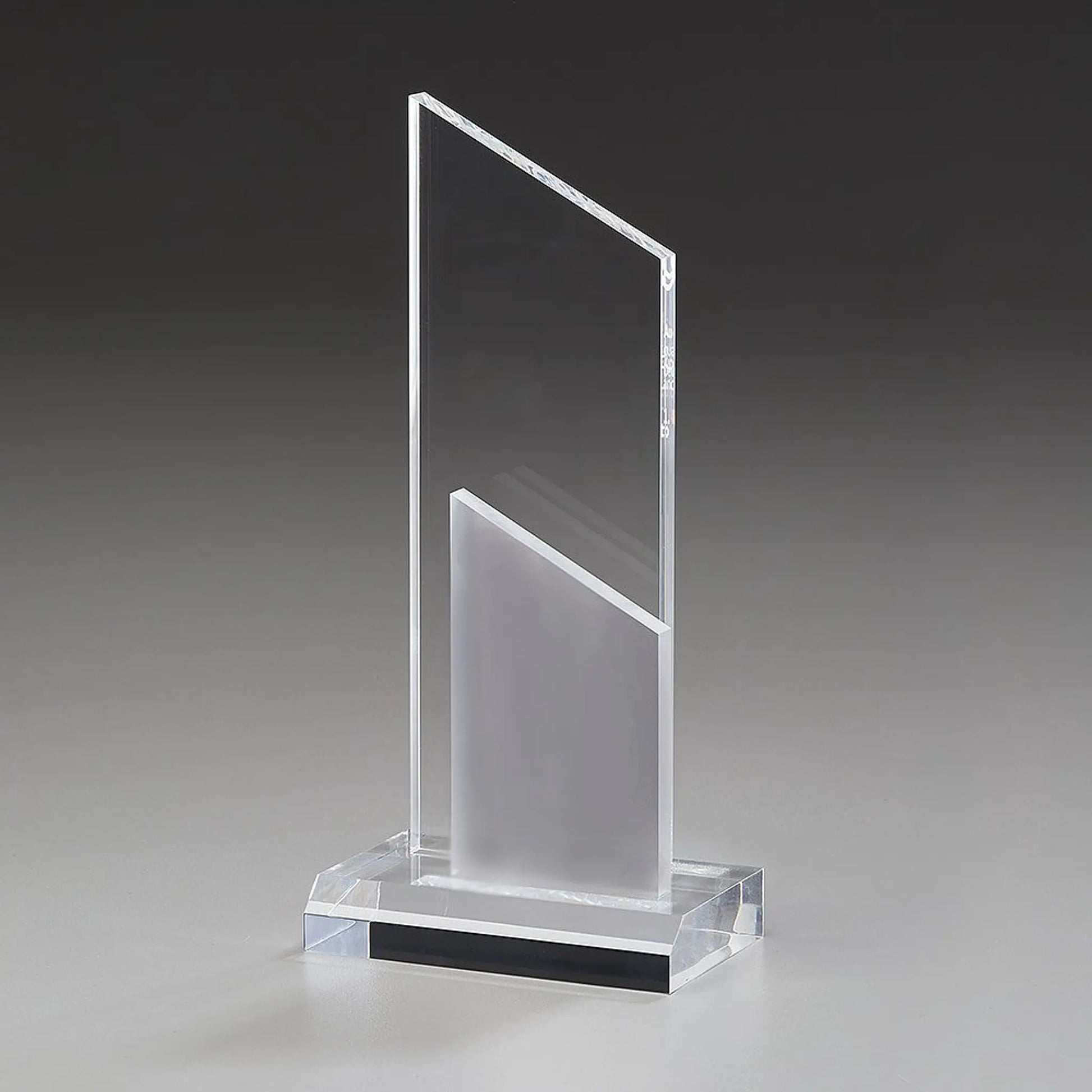 Acrylic Ice Peak Award aus klarem Acrylglas mit gefrosteter Innenstele hier ohne Gravur – Frontansicht auf grauem Hintergrund
