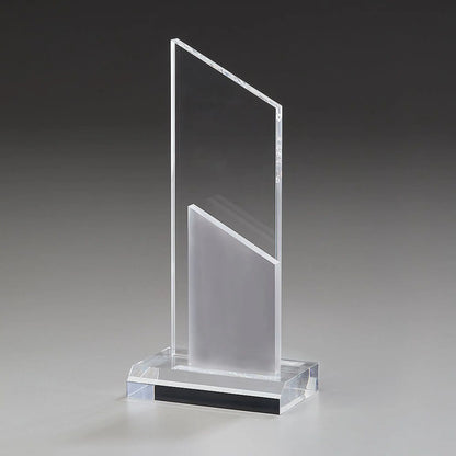 Acrylic Ice Peak Award aus klarem Acrylglas mit gefrosteter Innenstele hier ohne Gravur – Frontansicht auf grauem Hintergrund
