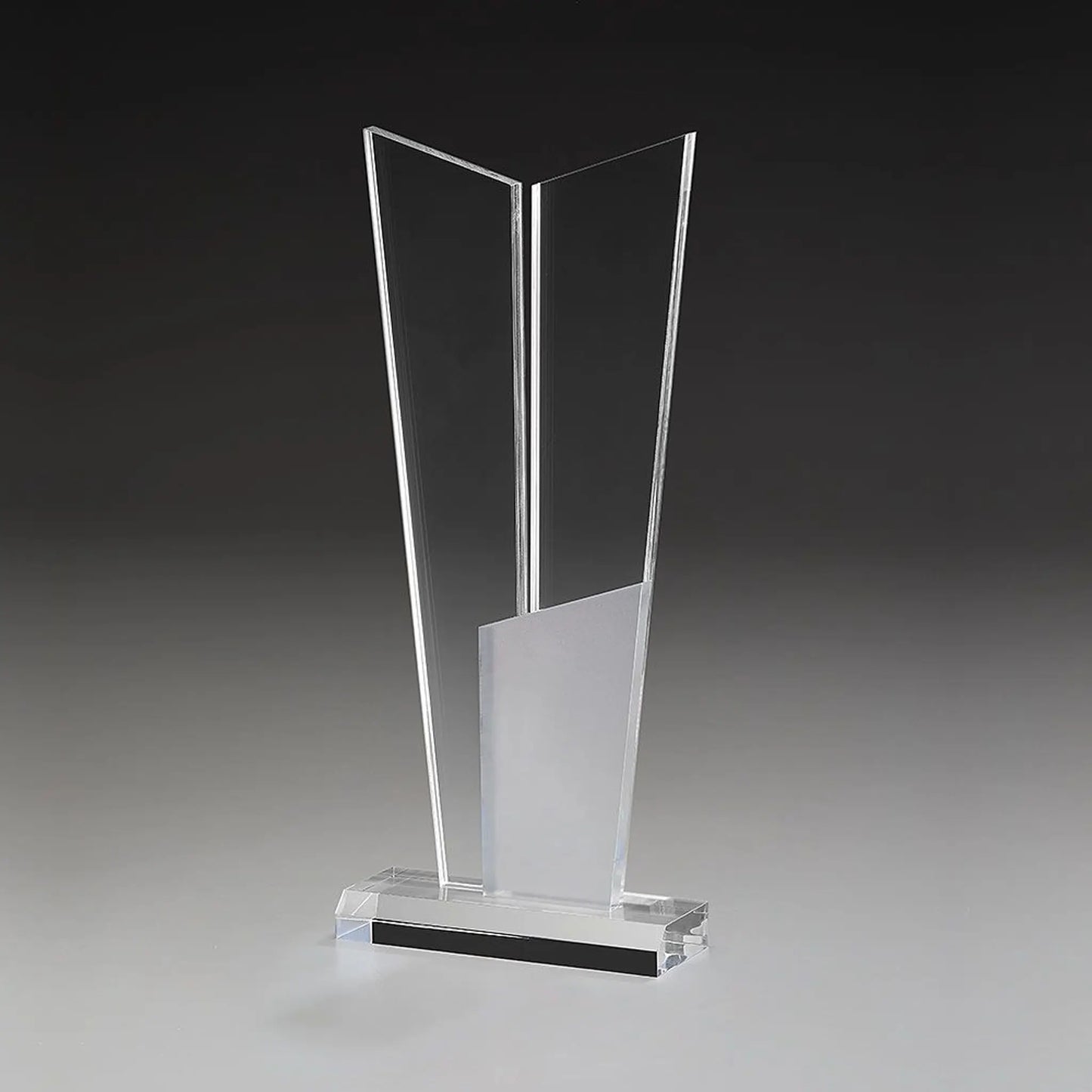Acrylic Ice Royal Award – dreiteiliger Acrylglas-Award mit zwei klaren Stelen und gefrostetem Mittelelement ohne Gravur, Frontansicht auf grauem Hintergrund mit klarem Sockel

