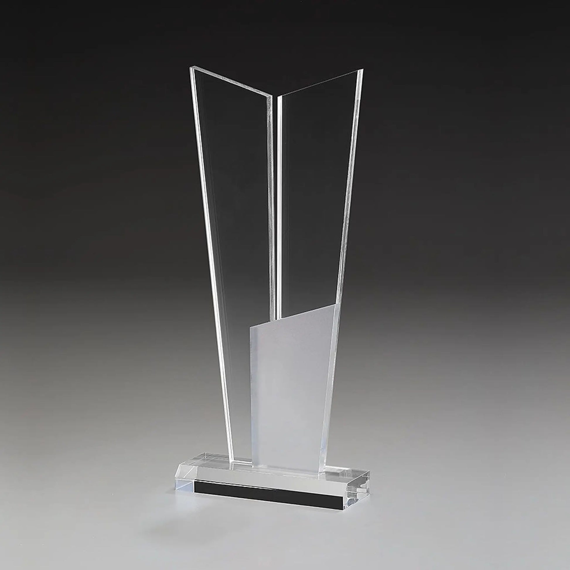 Acrylic Ice Royal Award – dreiteiliger Acrylglas-Award mit zwei klaren Stelen und gefrostetem Mittelelement ohne Gravur, Frontansicht auf grauem Hintergrund mit klarem Sockel
