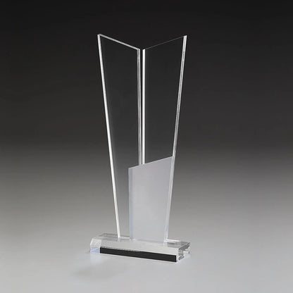 Acrylic Ice Royal Award – dreiteiliger Acrylglas-Award mit zwei klaren Stelen und gefrostetem Mittelelement ohne Gravur, Frontansicht auf grauem Hintergrund mit klarem Sockel
