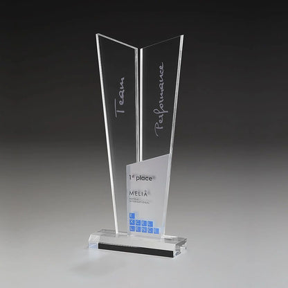 Acrylic Ice Royal Award – dreiteiliger Acrylglas-Award mit zwei klaren Stelen, gefrostetem Mittelelement, Lasergravur und Digitaldruck mit Logo auf klarem Sockel
