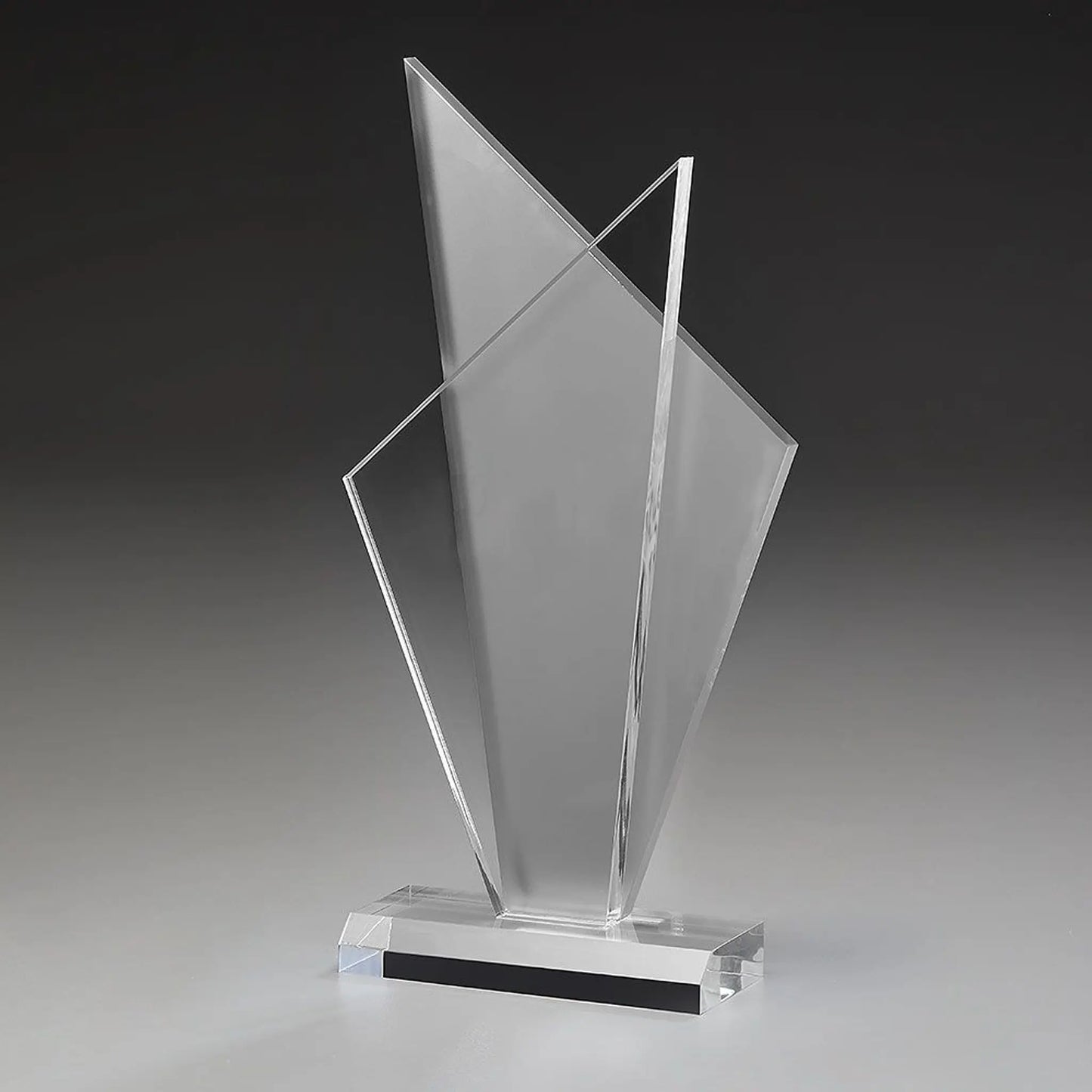 Acrylic Ice Style Award aus klarem Acrylglas mit Doppelspitzen-Form, hier ohne Gravur – Frontansicht auf grauem Hintergrund mit klarem Sockel
