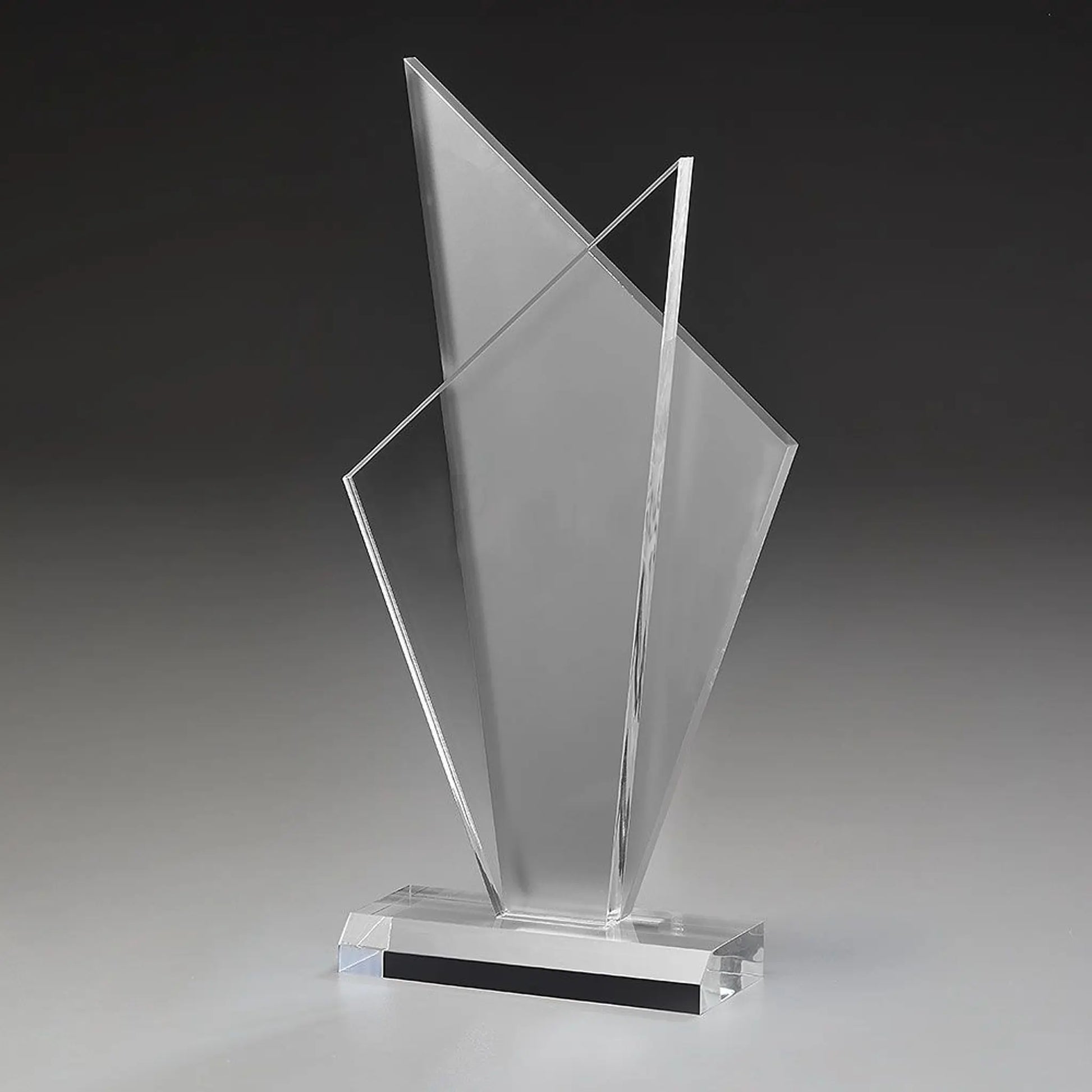 Acrylic Ice Style Award aus klarem Acrylglas mit Doppelspitzen-Form, hier ohne Gravur – Frontansicht auf grauem Hintergrund mit klarem Sockel
