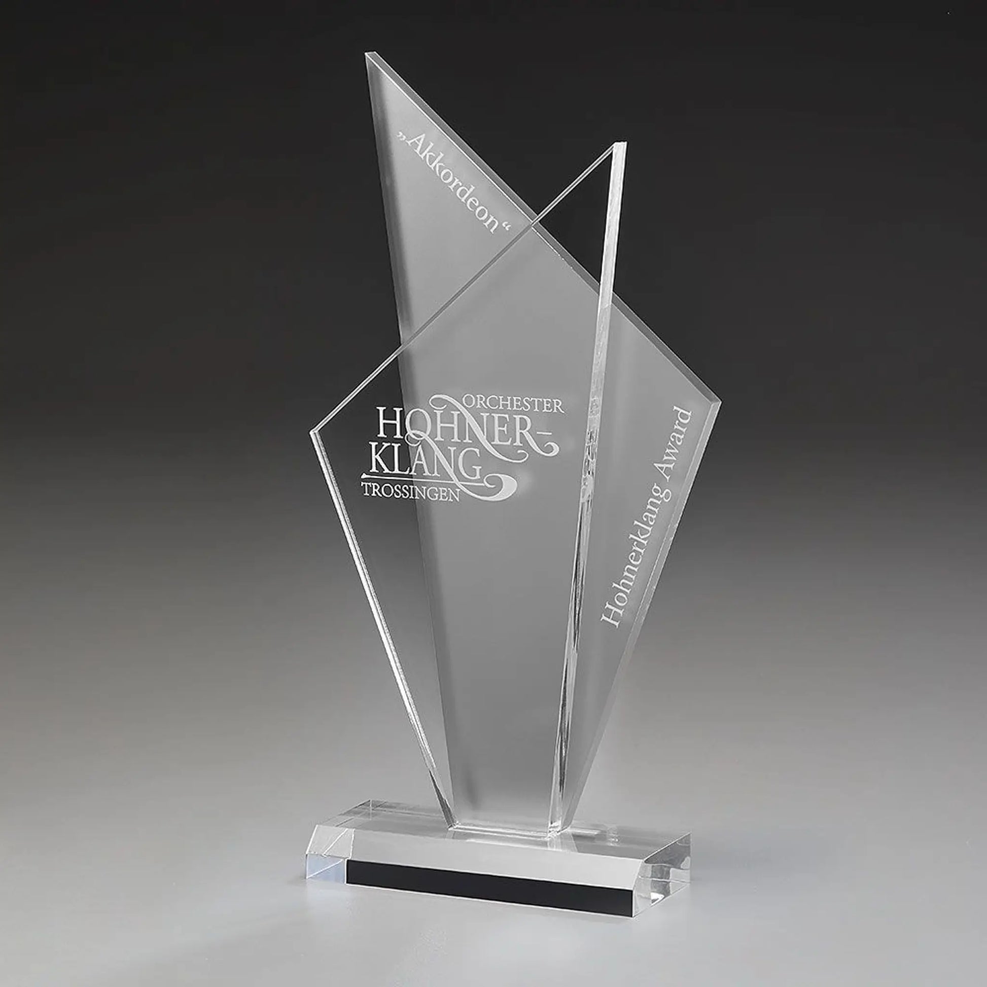 Acrylic Ice Style Award aus klarem Acrylglas mit zwei ineinandergreifenden Spitzen, Lasergravur mit Logo und Text auf klarem Sockel
