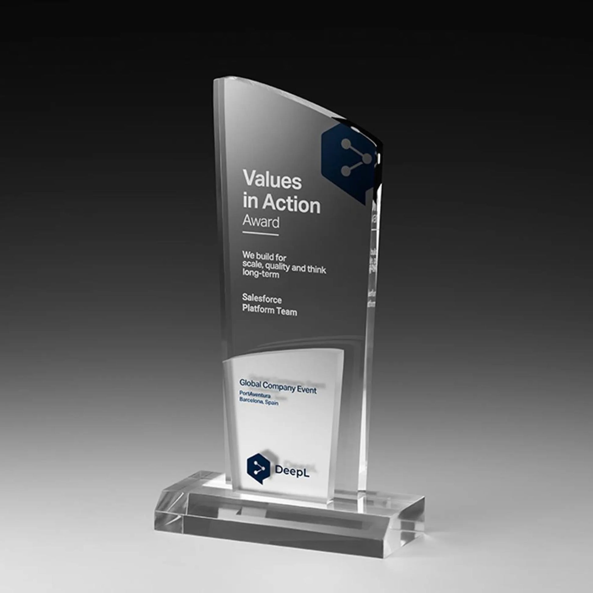 Acrylic Ice Vision Award – asymmetrische Acrylglas-Scheibe mit schräger Oberkante auf flachem Acrylsockel, Digitaldruck mit Logo und farbigem Motiv sowie Lasergravur mit Text, personalisierbar für Unternehmensauszeichnungen und Firmenevents

