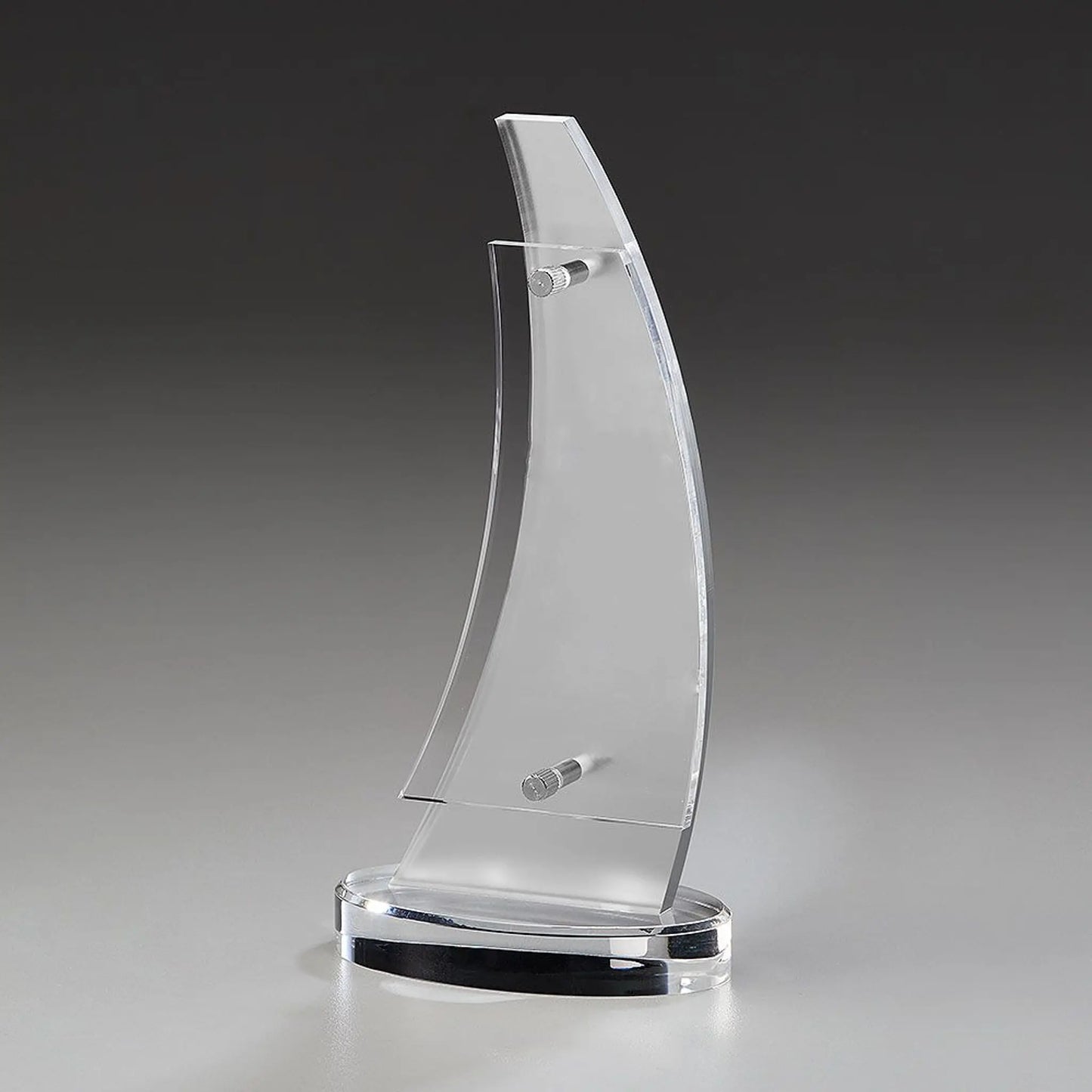 Acrylic Ice Wing Award in Segelform aus klarem Acrylglas ohne Gravur – Seitenansicht mit ovalem  Sockel auf grauem Hintergrund
