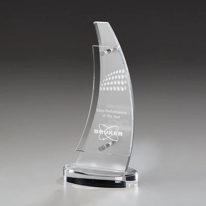 Acrylic Ice Wing Award in Segelform aus klarem Acrylglas mit gefrosteter Innenfläche, Lasergravur mit Logo und Text, Metallbolzen und ovalem Sockel
