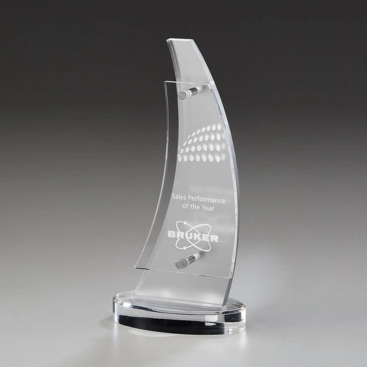Acrylic Ice Wing Award in Segelform aus klarem Acrylglas mit gefrosteter Innenfläche, Lasergravur mit Logo und Text, Metallbolzen und ovalem Sockel
