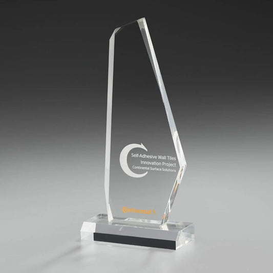 Acrylic Sail Award aus klarem Acrylglas in asymmetrischer Segelform auf klarem Sockel, mit weißem Motiv und Beispiel-Logo