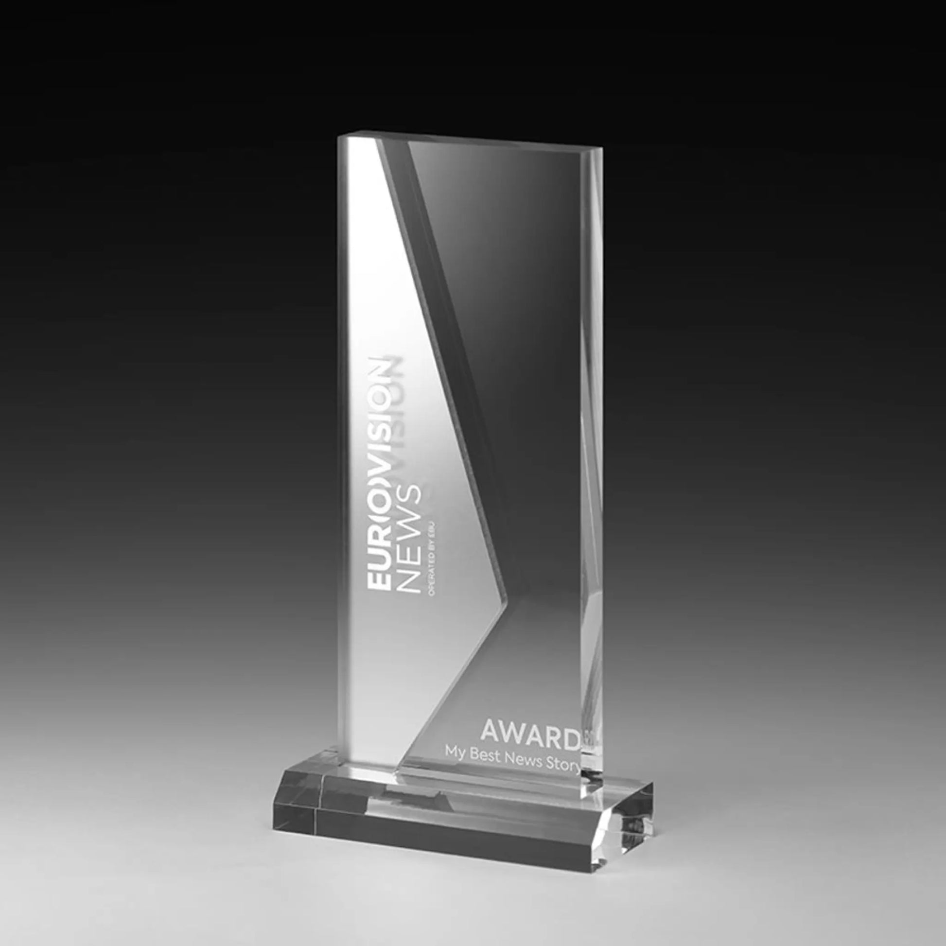 Acrylic Ice Direction Award aus klarem Acrylglas mit diagonalem Eisschliff-Element auf rechteckigem Sockel – personalisierbar mit Lasergravur oder UV-Druck für Unternehmensauszeichnungen und Golfturniere
