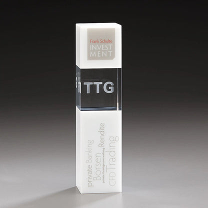 Glasaward Glaspokal aus klarem und weißem Glas: der Arctic Cubix Award
