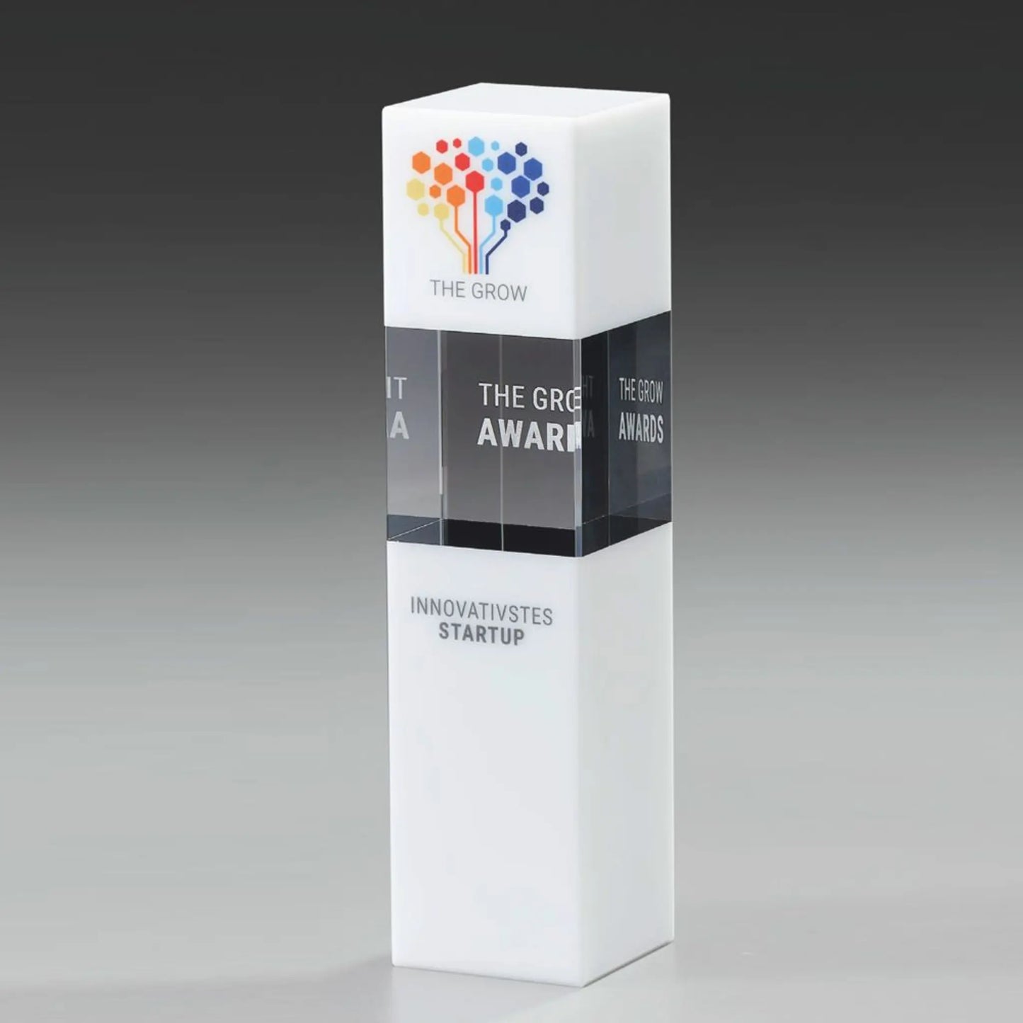 Glasaward Glaspokal aus klarem und weißem Glas: der Arctic Cubix Award
