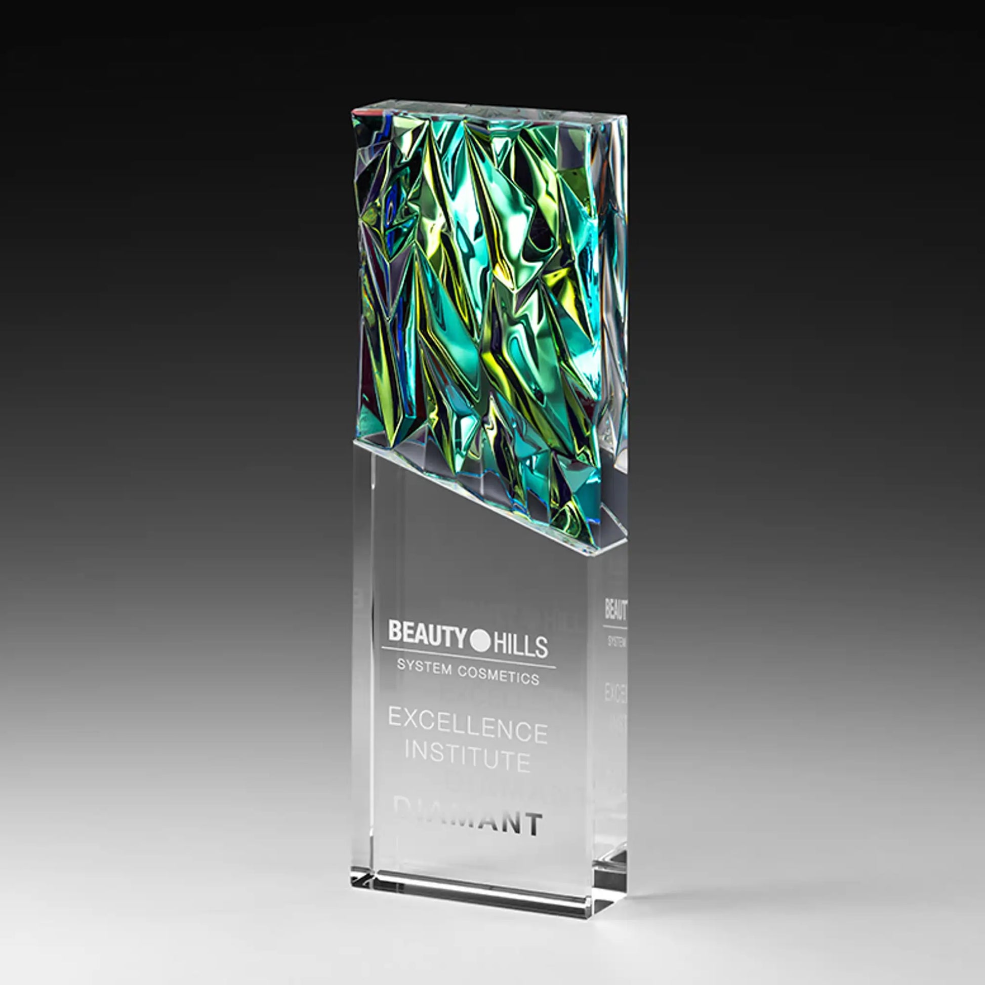 Aurora Award – hoher Kristallglas-Turm mit irisierendem holografischem Farbeinsatz in Grün-Blau-Tönen im oberen Bereich, Lasergravur mit Logo und Text im unteren Glasteil, personalisierbar für Unternehmensauszeichnungen und Gala-Abende
