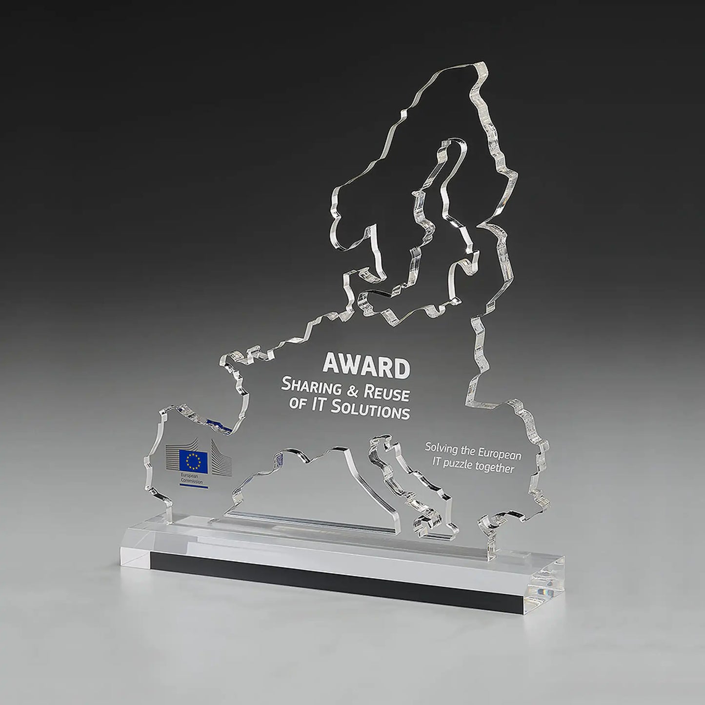 Europa Karte Award – Acrylglasscheibe in Form der Europakarte auf Acrylsockel, Digitaldruck mit EU-Logo und Lasergravur mit Auszeichnungstext, personalisierbar für internationale Unternehmensauszeichnungen und EU-Institutionen
