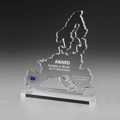 Europa Karte Award – Acrylglasscheibe in Form der Europakarte auf Acrylsockel, Digitaldruck mit EU-Logo und Lasergravur mit Auszeichnungstext, personalisierbar für internationale Unternehmensauszeichnungen und EU-Institutionen
