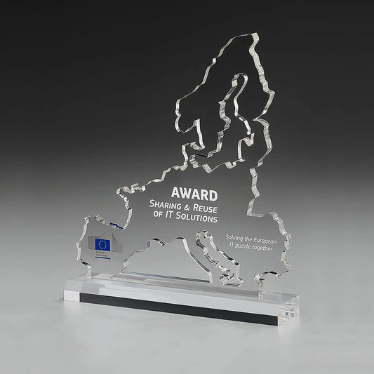 Europa Karte Award – Acrylglasscheibe in Form der Europakarte auf Acrylsockel, Digitaldruck mit EU-Logo und Lasergravur mit Auszeichnungstext, personalisierbar für internationale Unternehmensauszeichnungen und EU-Institutionen
