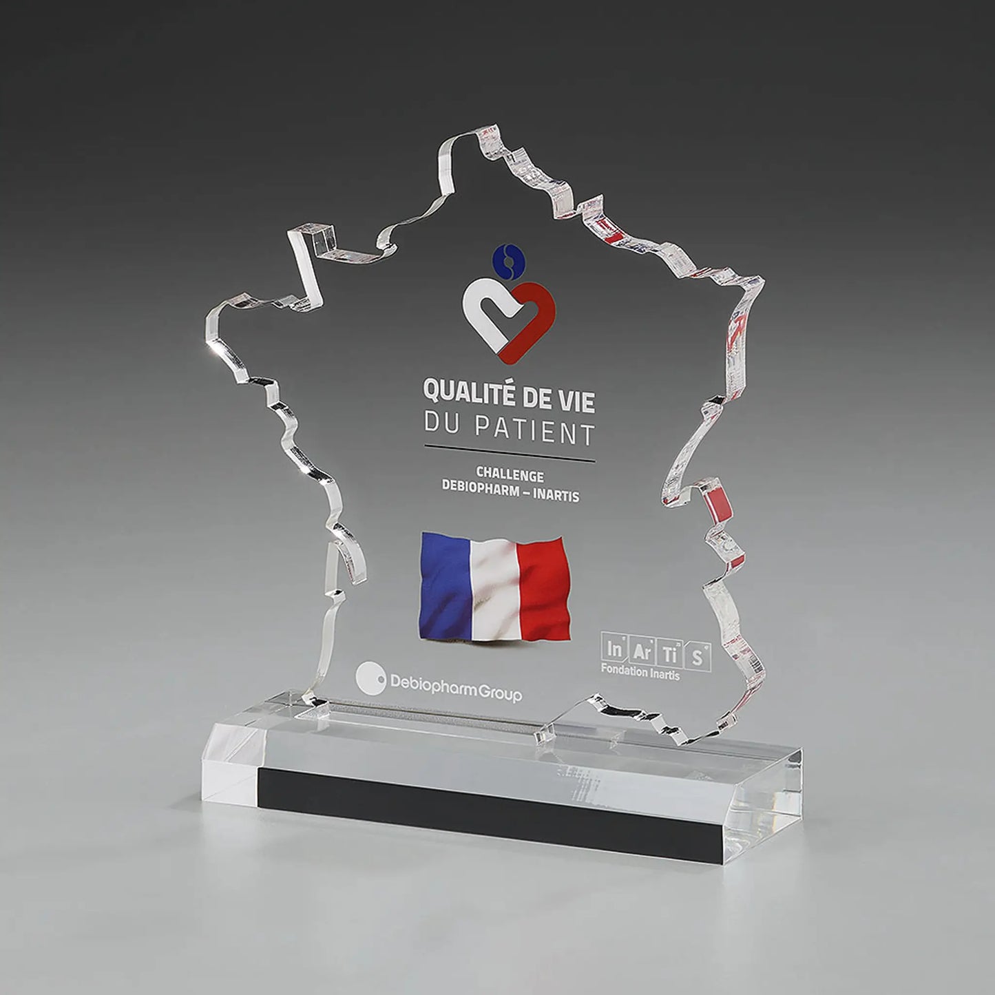Frankreich Karte Award – Acrylglasscheibe in Form der Frankreichkarte auf Acrylsockel, Digitaldruck mit Logo und Französischer Flagge sowie Lasergravur mit Text, personalisierbar für internationale Unternehmensauszeichnungen
