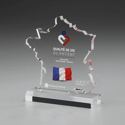 Frankreich Karte Award – Acrylglasscheibe in Form der Frankreichkarte auf Acrylsockel, Digitaldruck mit Logo und Französischer Flagge sowie Lasergravur mit Text, personalisierbar für internationale Unternehmensauszeichnungen
