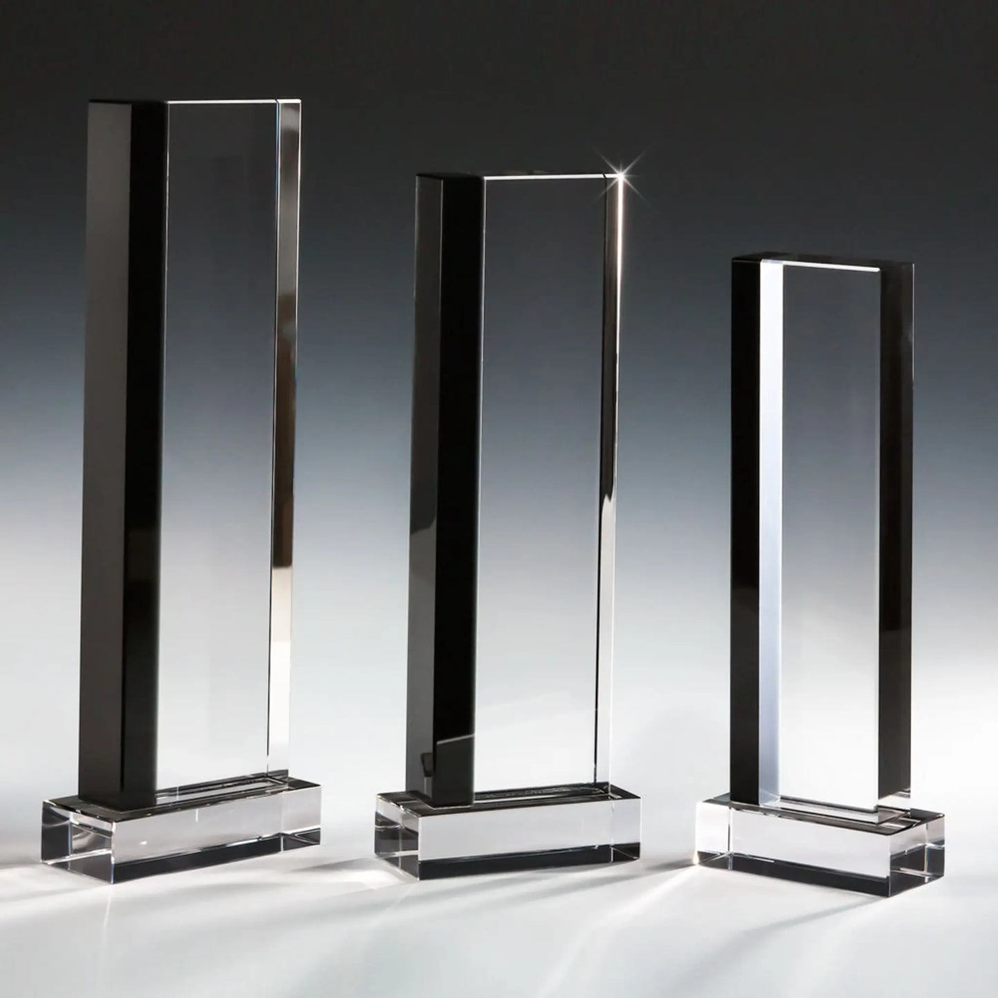 Black Framed Crystal Award – Kristallglas-Trophäe aus klarem und schwarzem Glas in 3 Größen (250, 280, 310 mm) | awardideen.de
