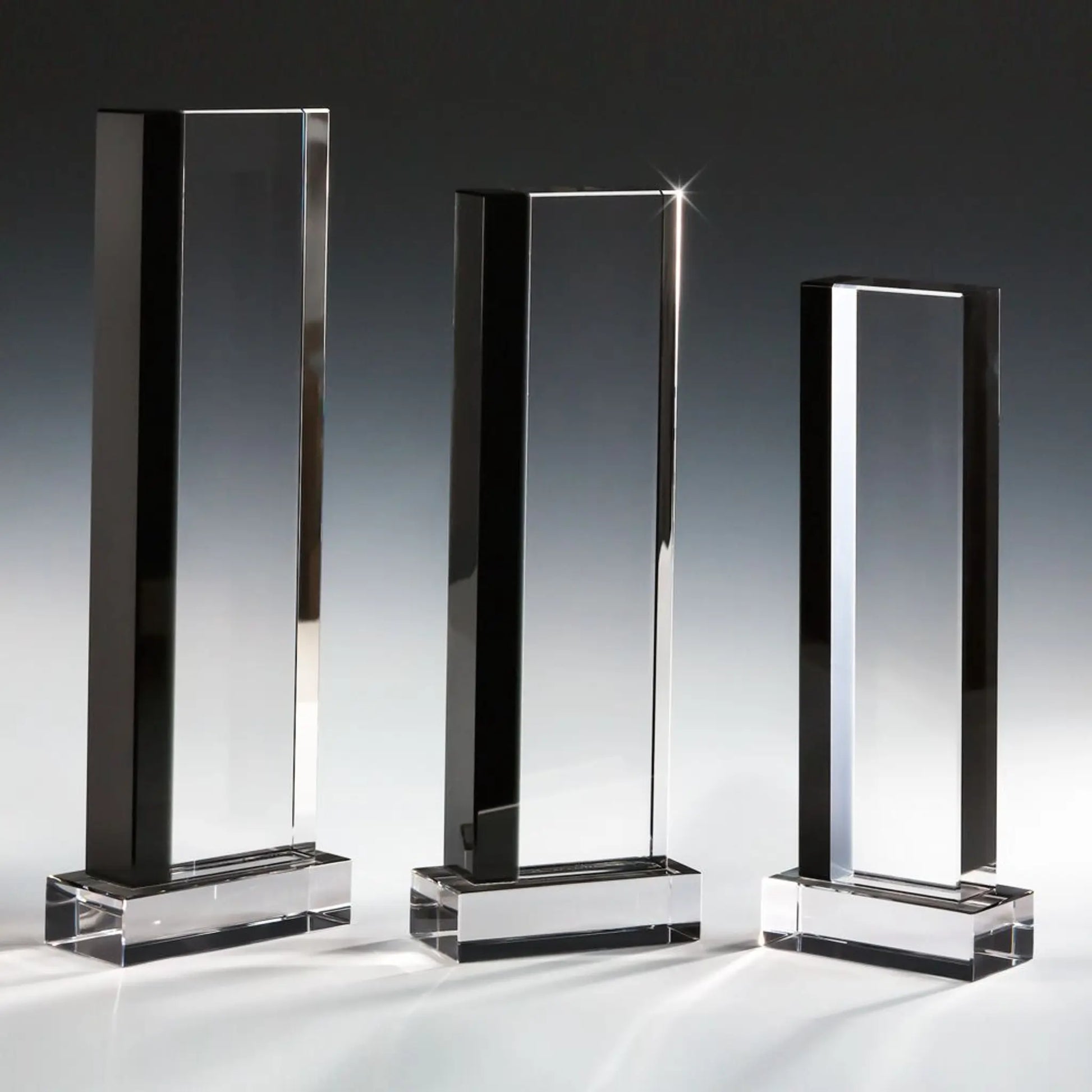 Black Framed Crystal Award – Kristallglas-Trophäe aus klarem und schwarzem Glas in 3 Größen (250, 280, 310 mm) | awardideen.de
