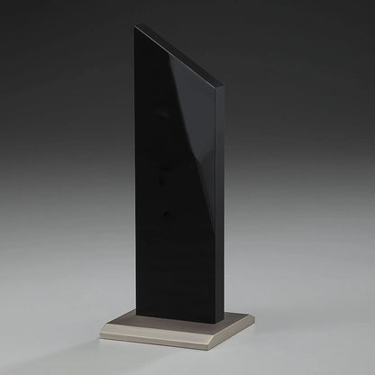 Black Monument Award – schwarze Hochglanz-Acrylglas-Stele auf gebürstetem Metallsockel, hier ohne Gravur, Seitenansicht auf grauem Hintergrund
