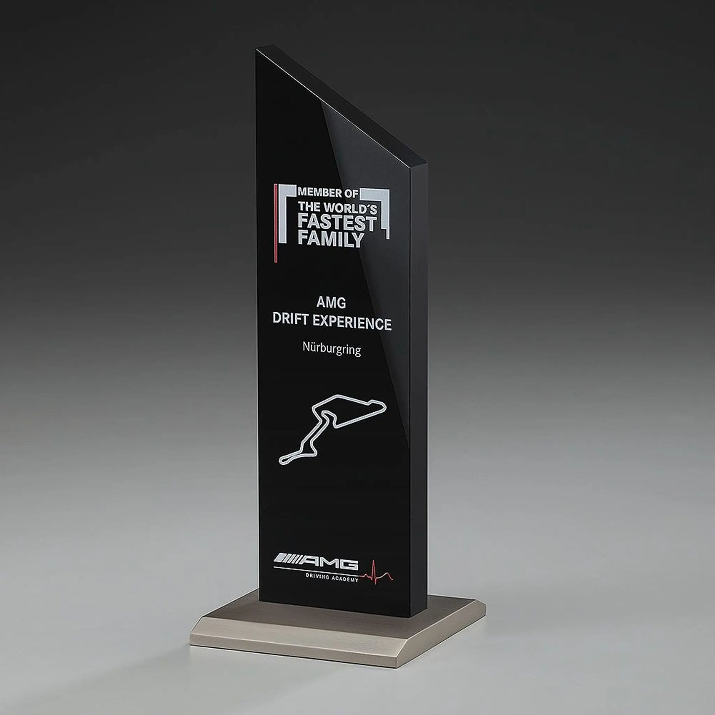 Black Monument Award – schwarze Acrylglas-Stele auf gebürstetem Metallsockel mit mehrfarbigem UV-Digitaldruck, Logo und Text in Weiß und Rot
