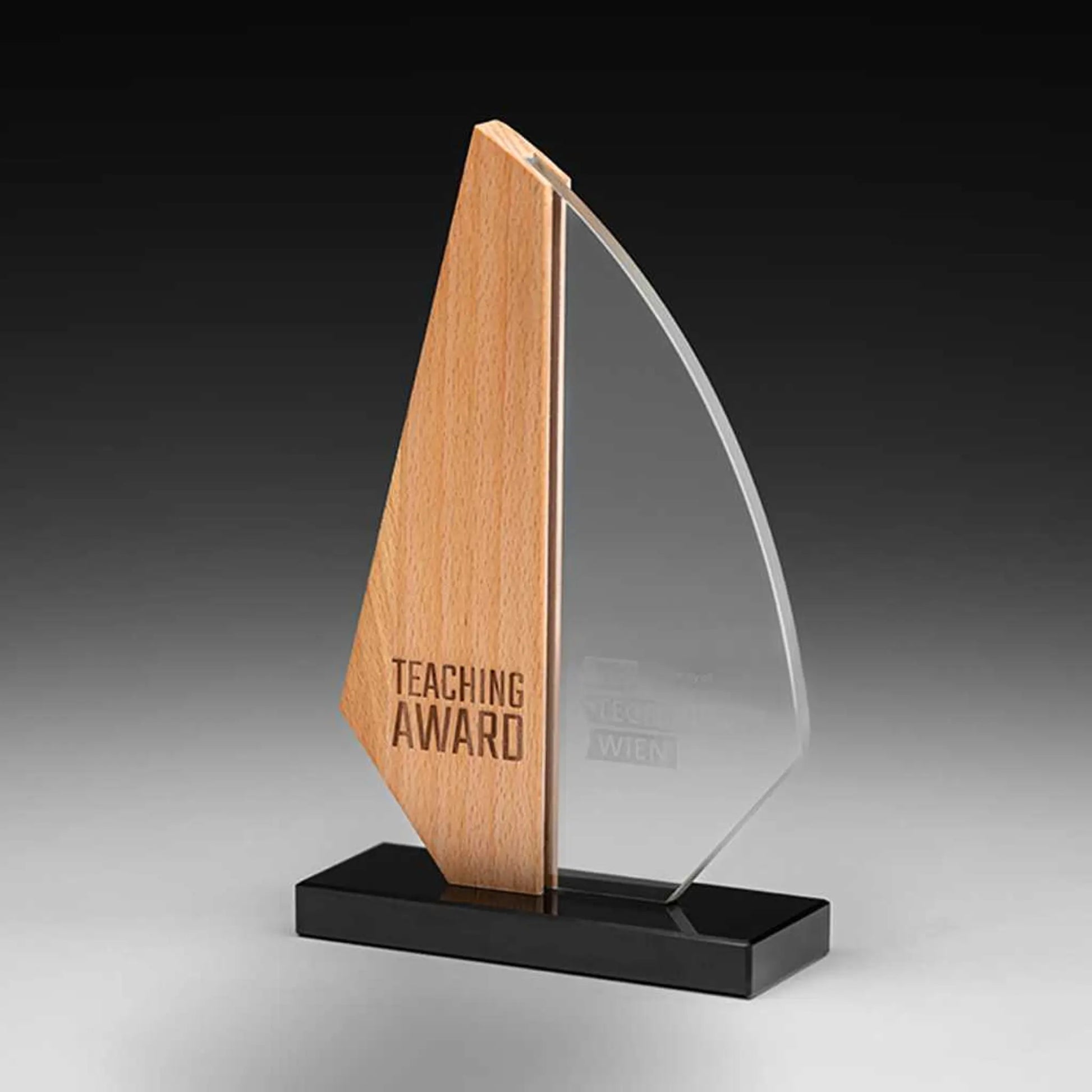 Budget 1 Holz-Award – dreieckiges Buchenholz-Element mit geschwungener Acrylglas-Scheibe auf schwarzem Sockel, Lasergravur mit Text, personalisierbar für Unternehmensauszeichnungen und Golfturniere

