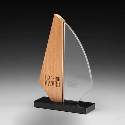 Budget 1 Holz-Award – dreieckiges Buchenholz-Element mit geschwungener Acrylglas-Scheibe auf schwarzem Sockel, Lasergravur mit Text, personalisierbar für Unternehmensauszeichnungen und Golfturniere
