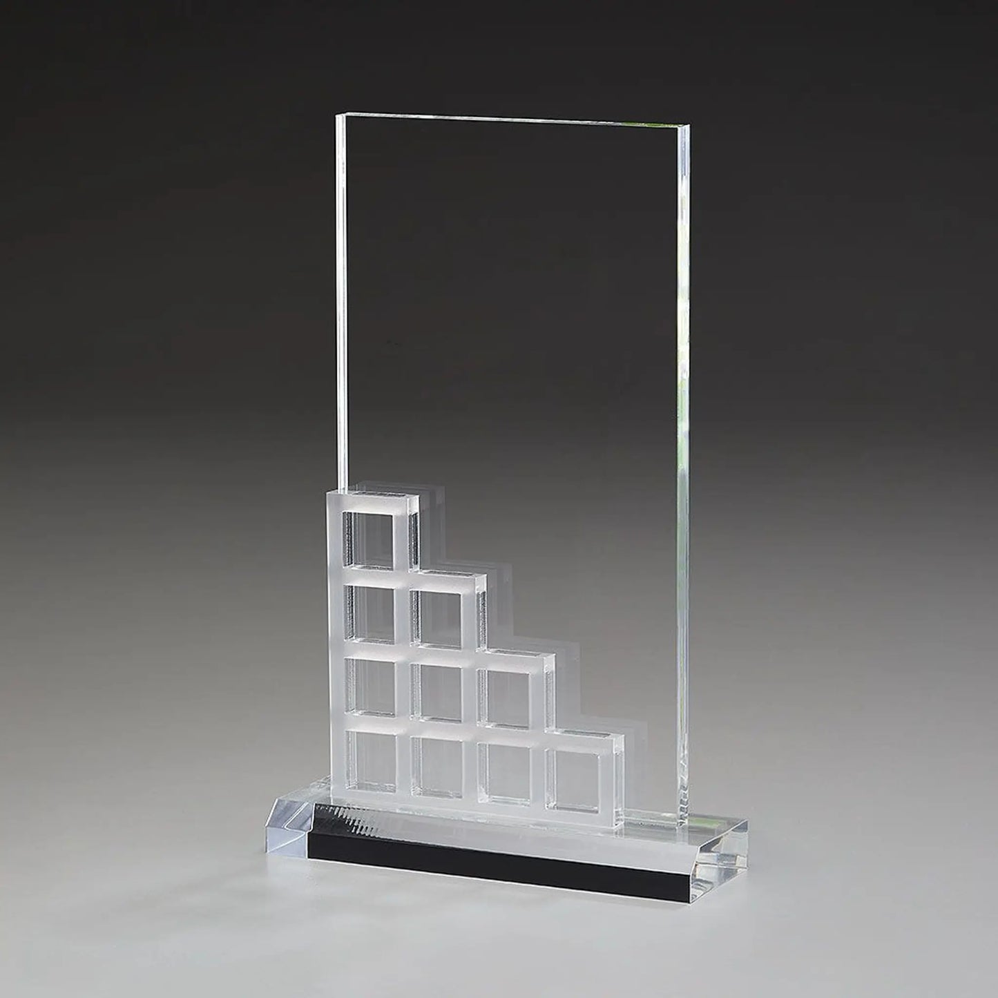 
Cascade Award aus klarem Acrylglas mit gefrostertem Stufenelement aus Acrylic Ice, hier ohne Gravur – Frontansicht auf grauem Hintergrund mit klarem Sockel
