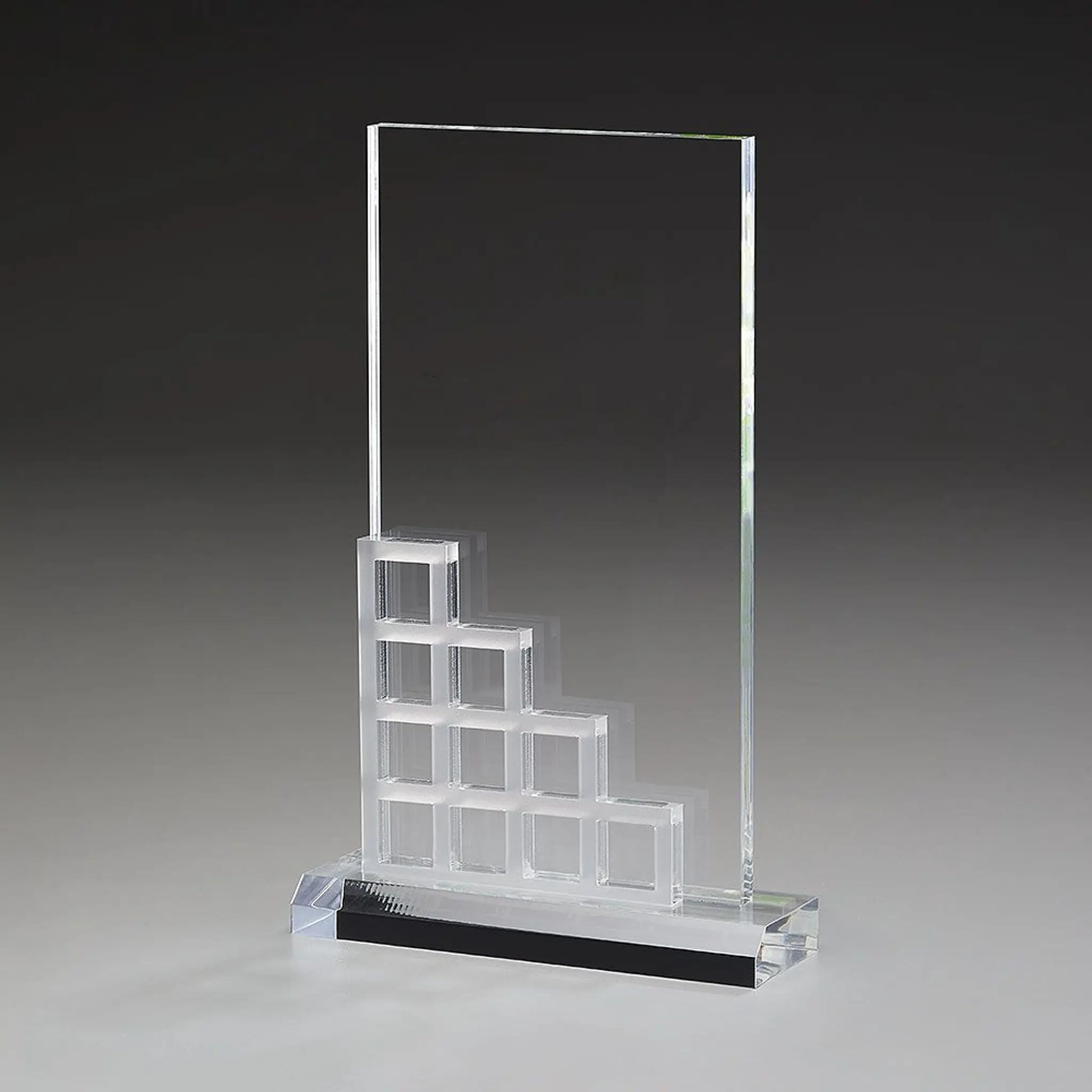 
Cascade Award aus klarem Acrylglas mit gefrostertem Stufenelement aus Acrylic Ice, hier ohne Gravur – Frontansicht auf grauem Hintergrund mit klarem Sockel
