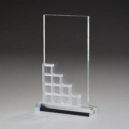 
Cascade Award aus klarem Acrylglas mit gefrostertem Stufenelement aus Acrylic Ice, hier ohne Gravur – Frontansicht auf grauem Hintergrund mit klarem Sockel
