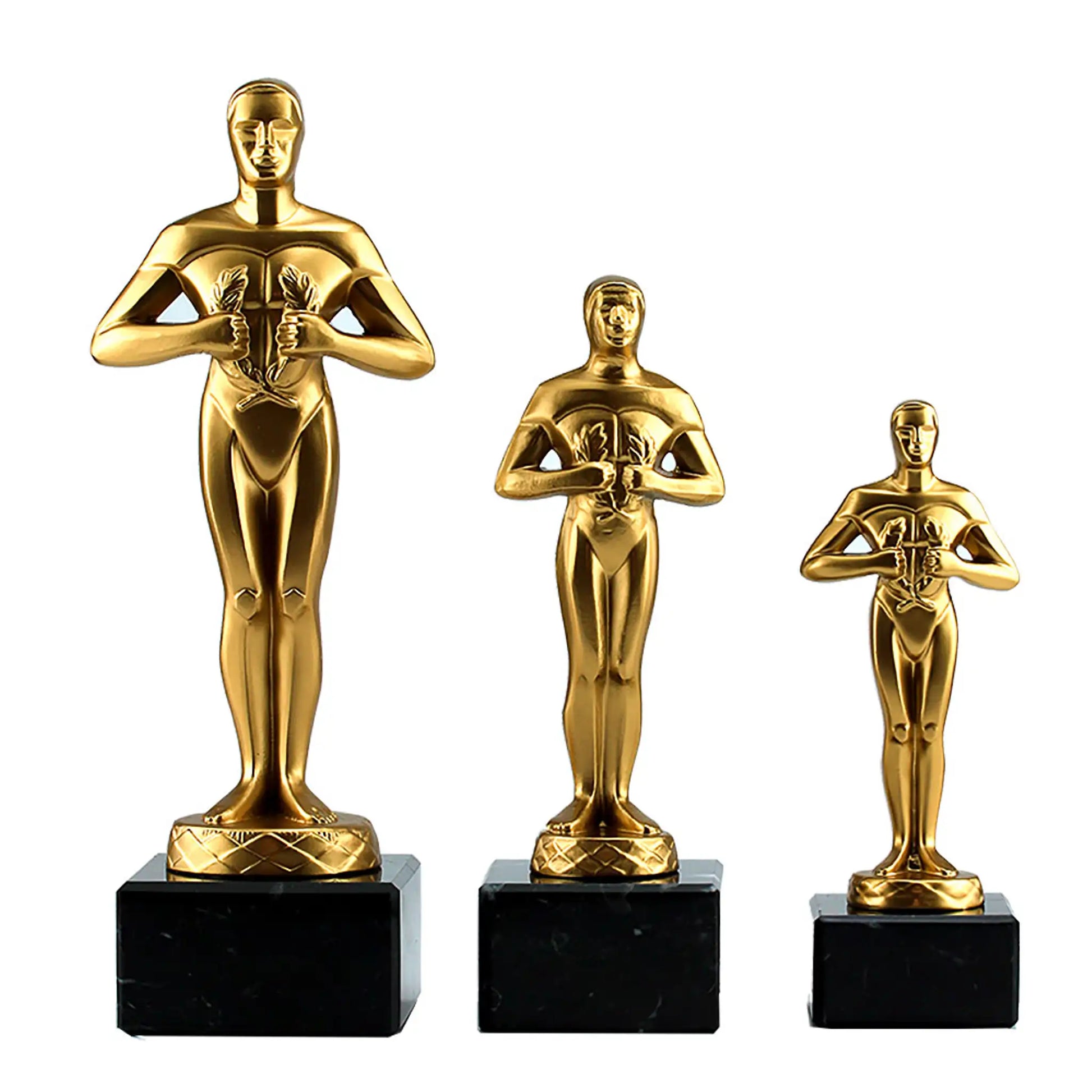 Classic Achievement Award – goldfarben lackierte Sieger-Figur auf schwarzem Marmorsockel in drei Größen, ideal für Preisverleihungen, Firmenevents und Gala-Abende
