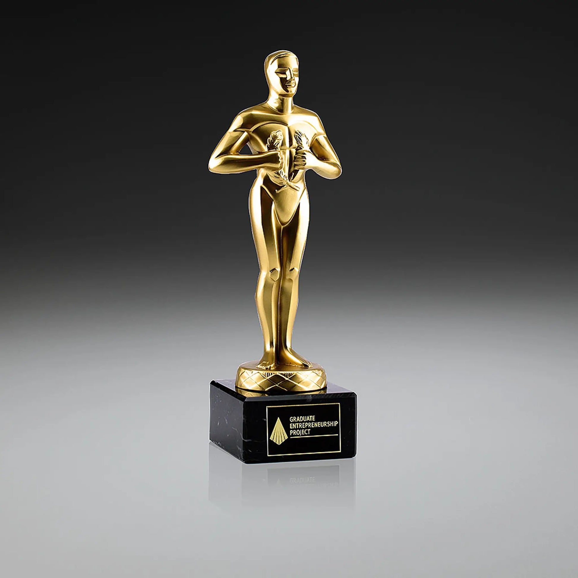 Classic Achievement Award – goldfarben lackierte Sieger-Figur auf schwarzem Marmorsockel, Gravurschild mit Logo und Text, personalisierbar für Gala-Abende und Unternehmensauszeichnungen
