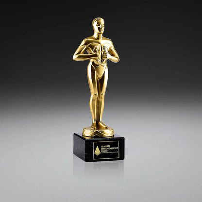 Classic Achievement Award – goldfarben lackierte Sieger-Figur auf schwarzem Marmorsockel, Gravurschild mit Logo und Text, personalisierbar für Gala-Abende und Unternehmensauszeichnungen
