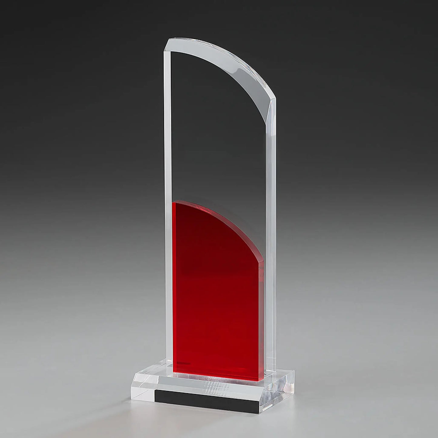 Clear Fire Wing Award aus klarem Acrylglas mit bogenförmiger Oberkante und rotem halbrunden Acrylelement, klarer Sockel , unpersonalisiert
