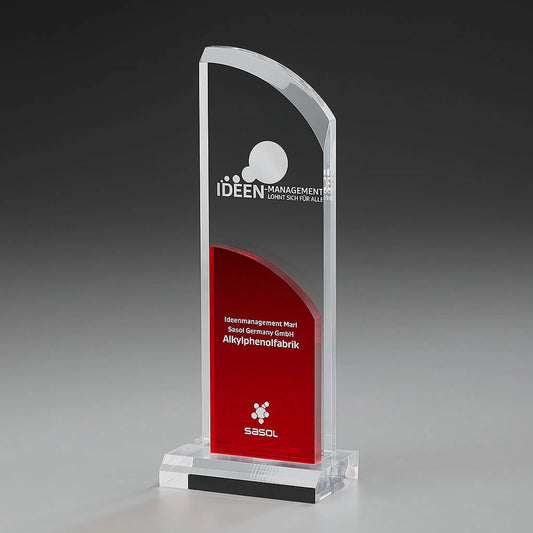 Clear Fire Wing Award mit Digitaldruck und Lasergravur: bogenförmiges klares Acrylglas-Panel mit Logo und Text, rotes halbrund geformtes Acrylelement mit Widmung, klarer Sockel 
