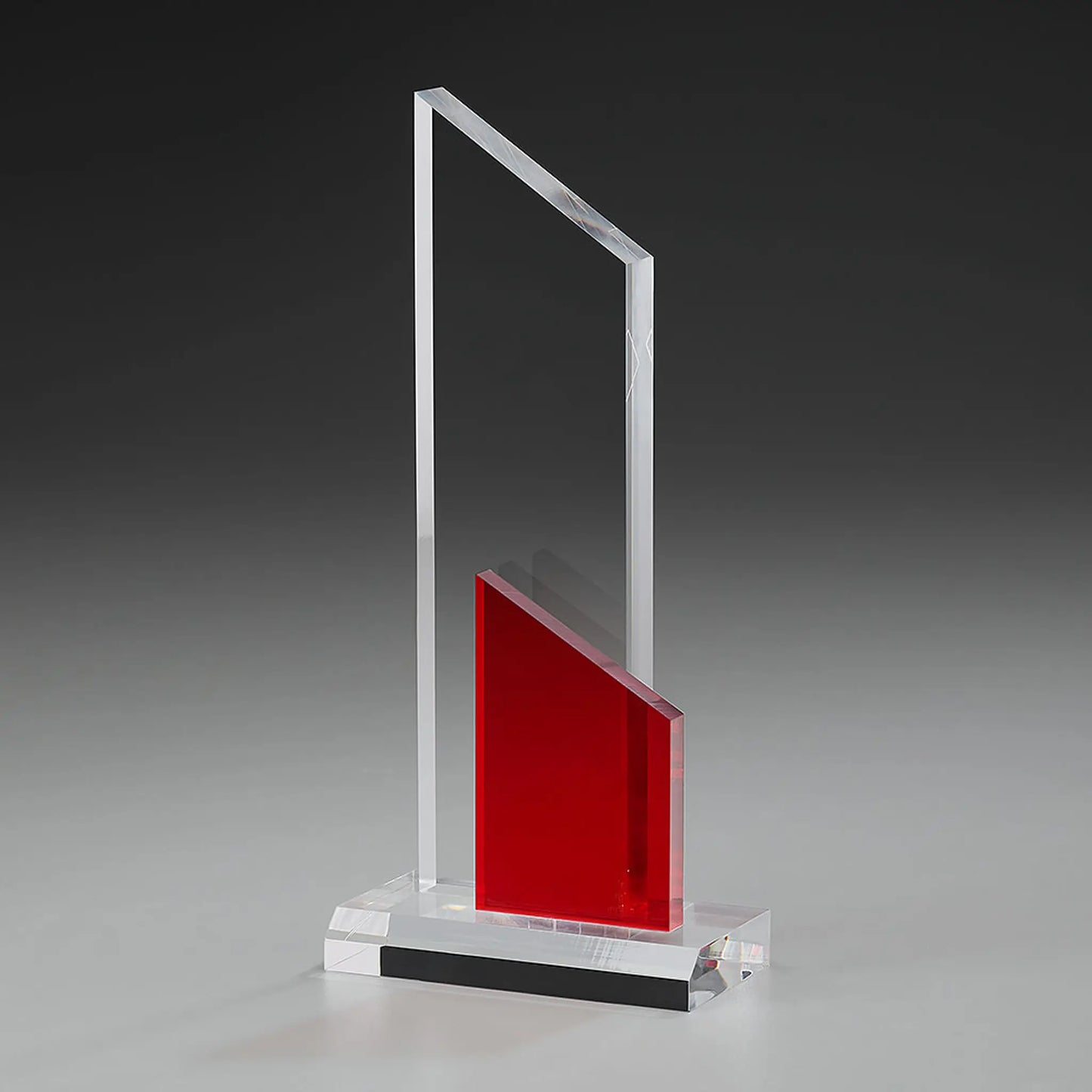 Clear Fire Peak Award aus klarem Acrylglas mit rotem schräggeschnittenem Acrylelement, klarer Sockel, unpersonalisiert

