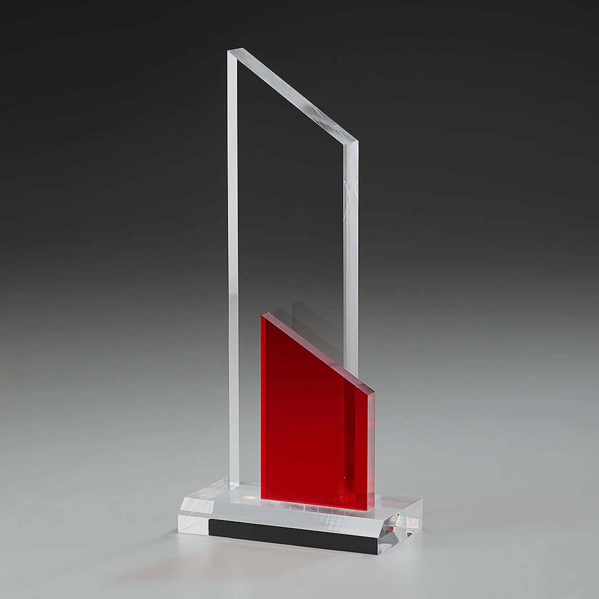 Clear Fire Peak Award aus klarem Acrylglas mit rotem schräggeschnittenem Acrylelement, klarer Sockel, unpersonalisiert
