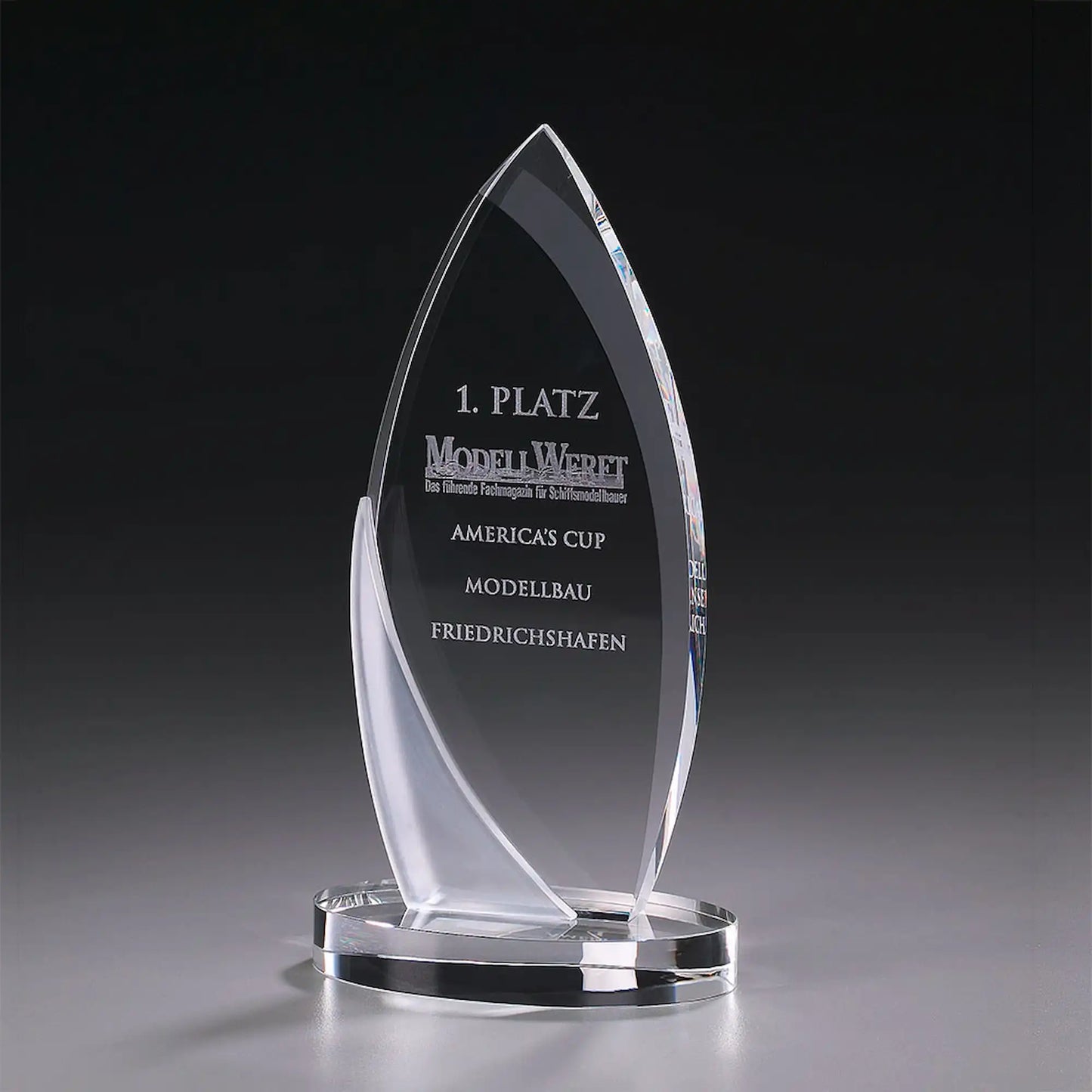Crystal Ice Arrowhead Award aus Kristallglas – pfeilförmige Segelform auf rundem Sockel, personalisierbar mit Lasergravur oder UV-Druck für Events
