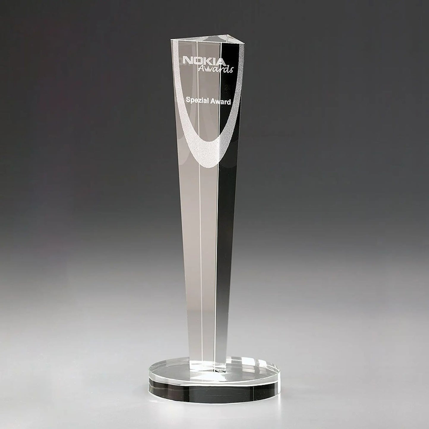 Crystal Column Award aus Kristallglas, 300 mm, mit Lasergravur – schlanke Säulenform mit facettierter Spitze und rundem Sockel
