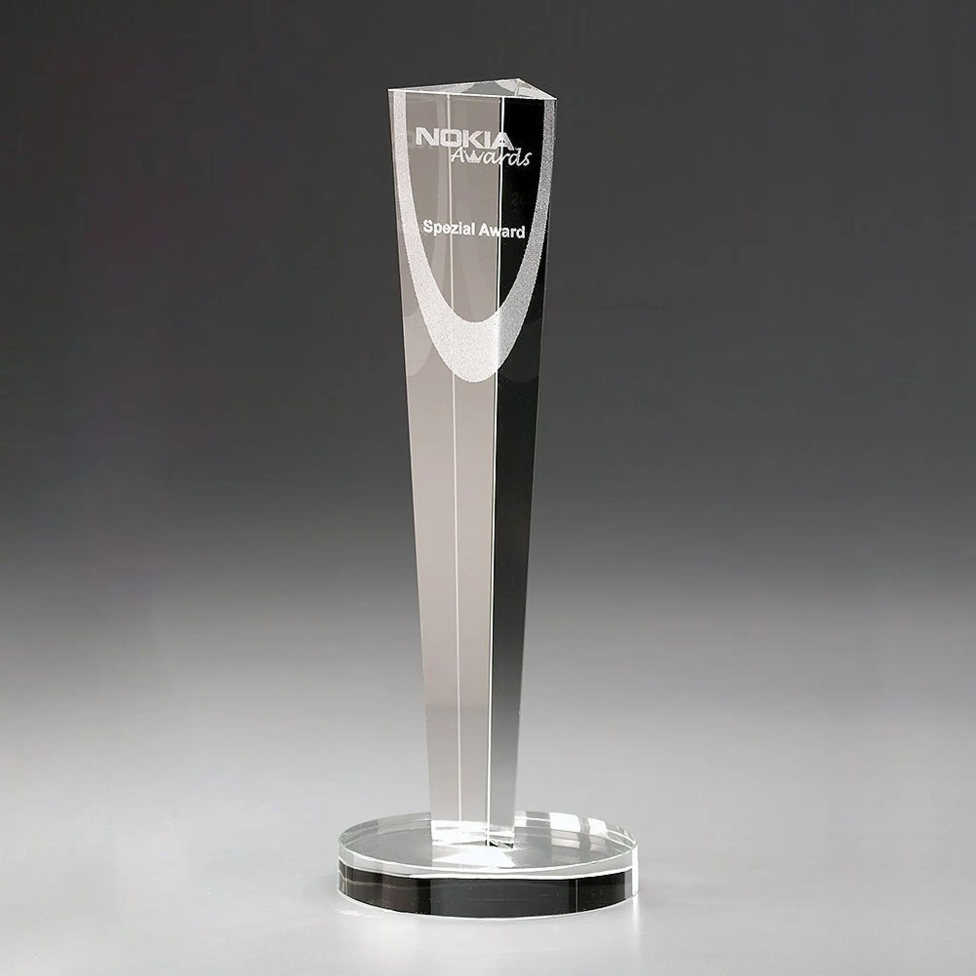 Crystal Column Award aus Kristallglas, 300 mm, mit Lasergravur – schlanke Säulenform mit facettierter Spitze und rundem Sockel
