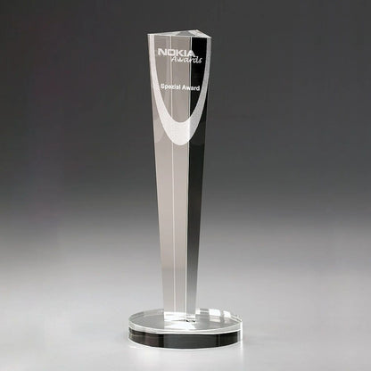 Crystal Column Award aus Kristallglas, 300 mm, mit Lasergravur – schlanke Säulenform mit facettierter Spitze und rundem Sockel
