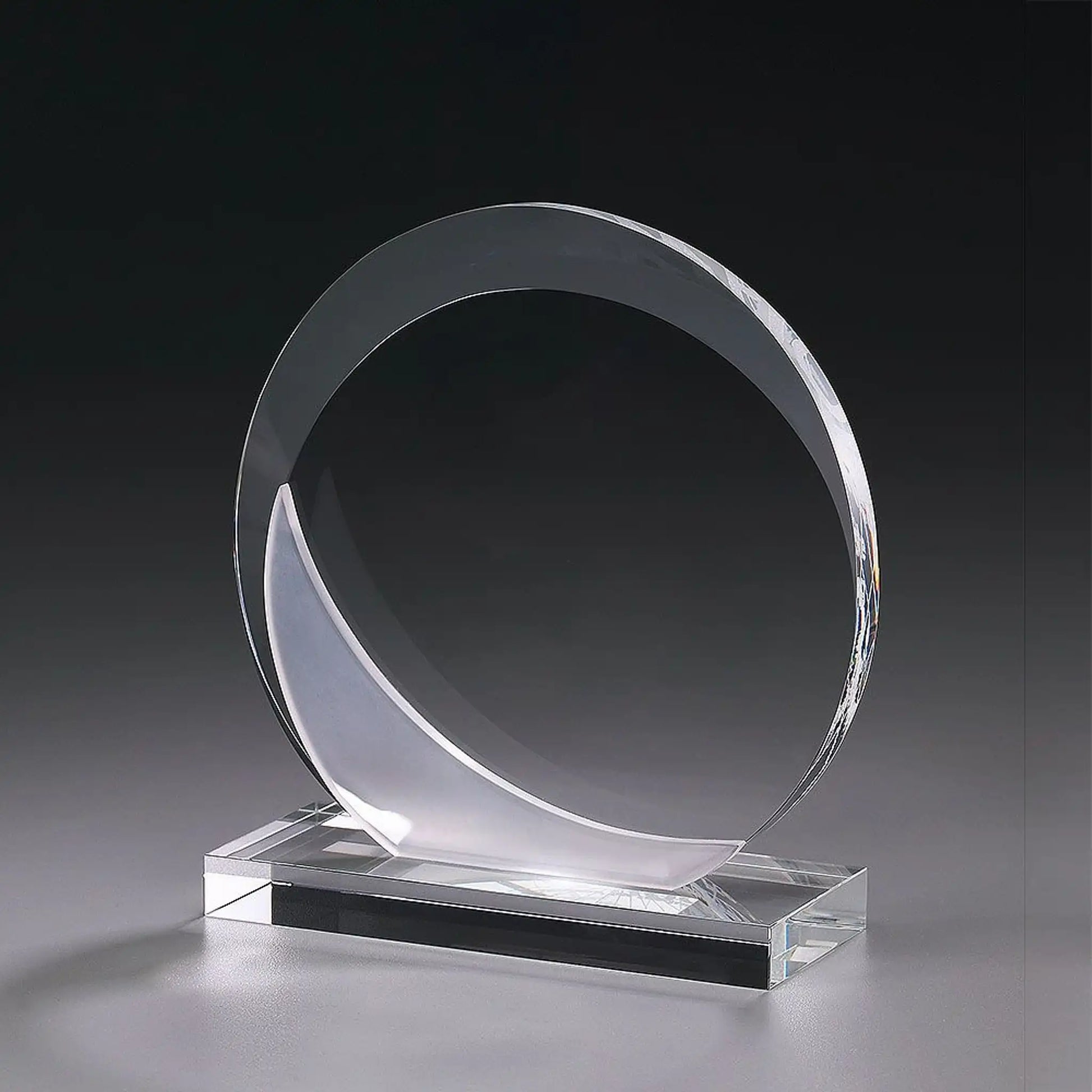 Crystal Ice Eclipse Award aus Kristallglas – runde Scheibe mit halbmondförmigem Ausschnitt auf poliertem Kristallsockel , hier ohne Gravur
